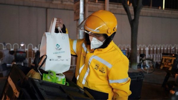 京东集团港股涨近7%