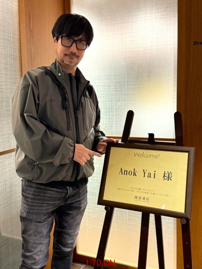 小岛秀夫与黑人女超模合影 两人亲密互动！