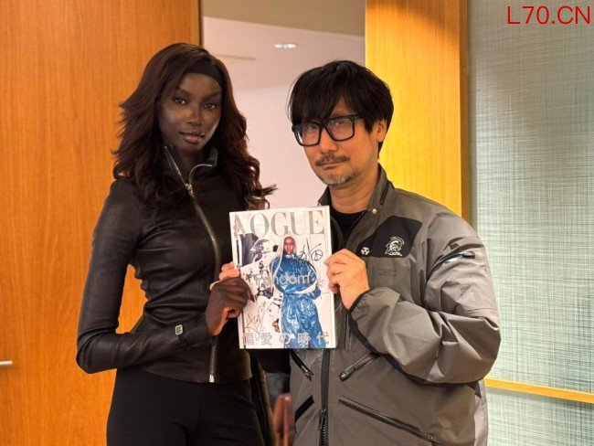 小岛秀夫与黑人女超模合影 两人亲密互动！