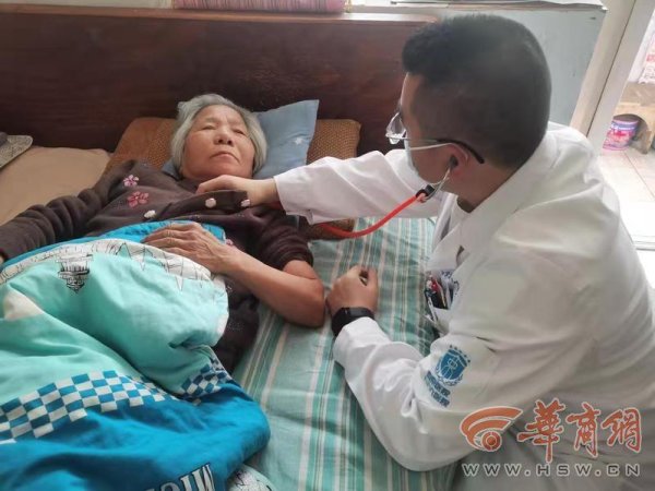 108坊故事|联合驻地医院 安东街社区为辖区空巢、百岁老人上门义诊