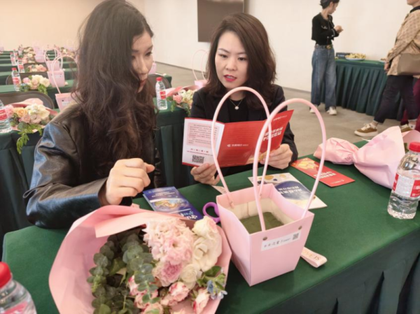 以花为媒筑防线 金融知识润心田——华夏银行贵阳分行开展“幸福三公里 远离非法网贷”金融教育活动
