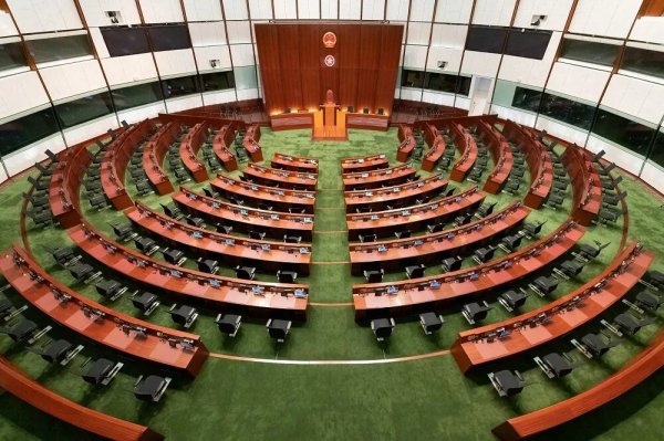 香港立法会全员赴京，释出三大讯号