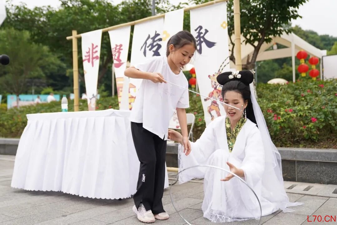 杭州非遗市集上的沉浸式体验。