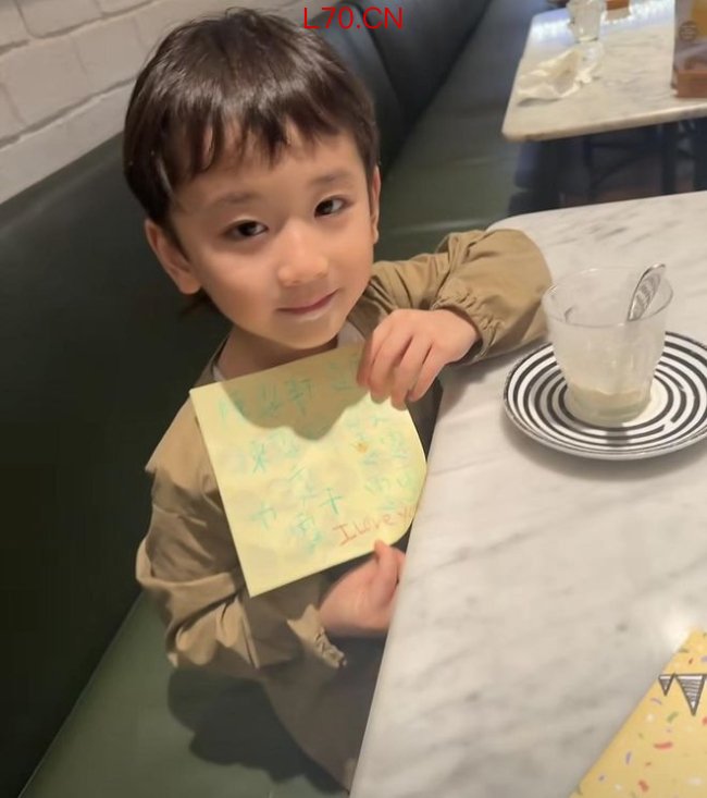 佘诗曼晒与干儿子温馨日常 打破传统幸福定义