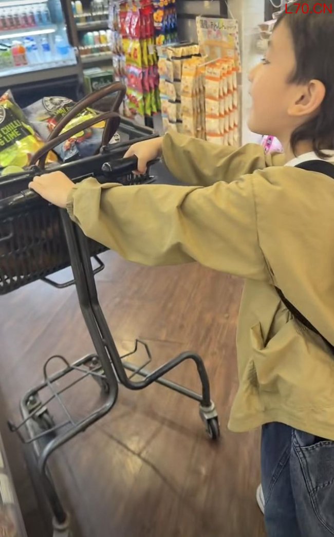 佘诗曼晒与干儿子温馨日常 打破传统幸福定义