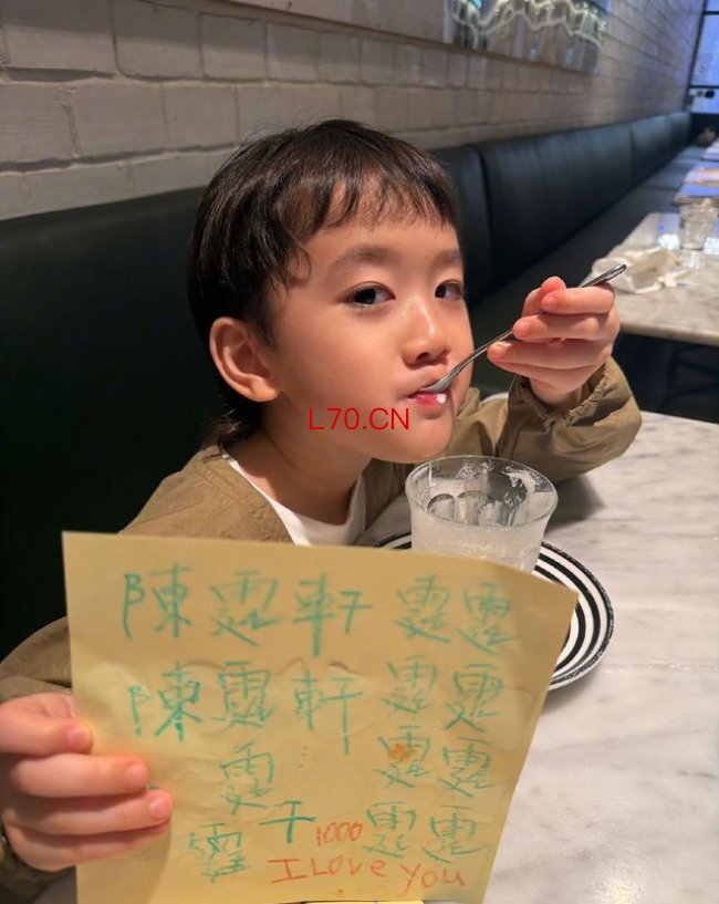 佘诗曼晒与干儿子温馨日常 打破传统幸福定义