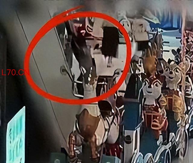 孩子坠落瞬间女店员狂奔接住
