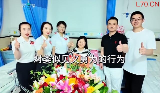 孩子坠落瞬间女店员狂奔接住 英勇行为获赞誉