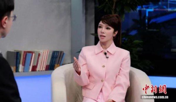 在舞台乘风破浪的维妮娜，说到新疆棉花泪流满面