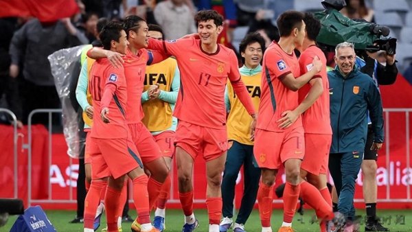 澳大利亚1-0喀麦隆! 国足凭2-0力压澳大利亚冲上榜首, 积分榜更新