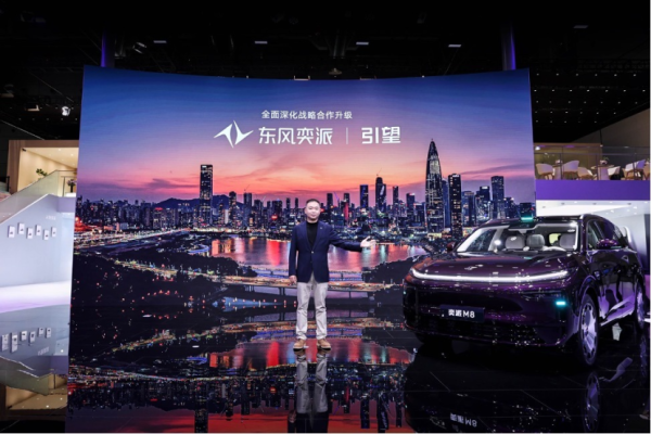 “华派黄金标准大六座”东风奕派M8亮相粤港澳车展 搭载金盾电池 纯电续航达600km!