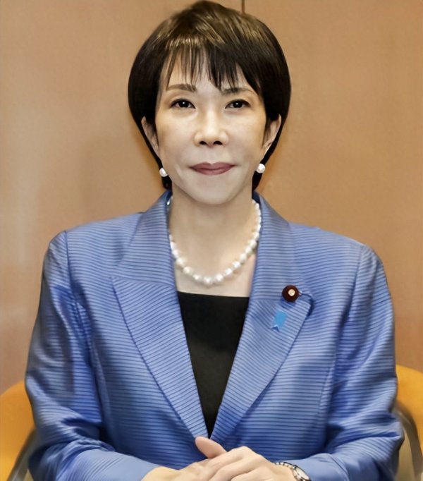 歼16现身东海, 空警500紧随其后, 中俄战轰同框, 距东京仅700公里